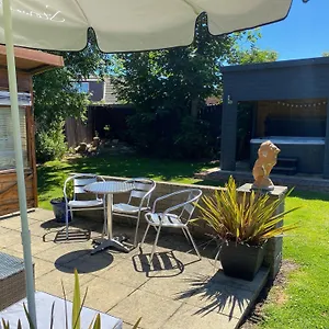 https://bero-bungalow-with-a-hot-tub-a-large-garden.yorkshirehotels.net